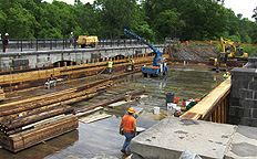 Nine Mile Creek Aqueduct restoration - Preparation for placing a side beam
