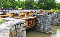 Nine Mile Creek Aqueduct restoration - Lifting another side beam