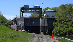 Looking west at the east end of Erie Canal Lock E-17